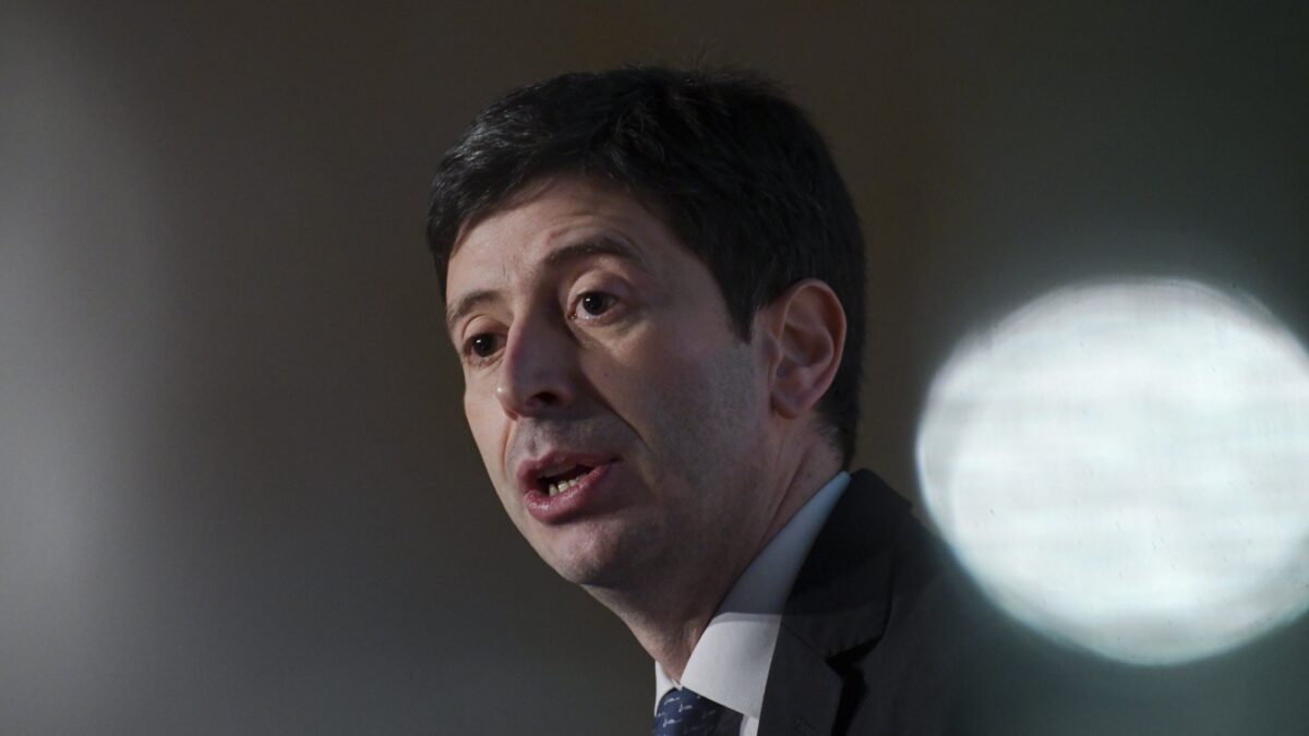 Speranza confessa il pressing sui pm: non sequestrate i vaccini dopo i danni