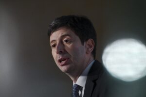 Speranza confessa il pressing sui pm: non sequestrate i vaccini dopo i danni