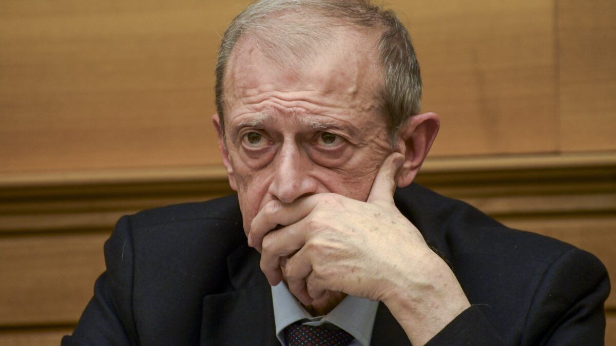 Fassino denunciato per furto di profumo. Si era lamentato di guadagnare poco
