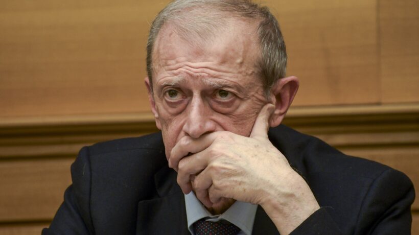 Fassino denunciato per furto di profumo. Si era lamentato di guadagnare poco