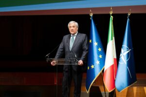 Tajani: «Sanzioni all’Iran dal G7». E Teheran mostra ancora i muscoli