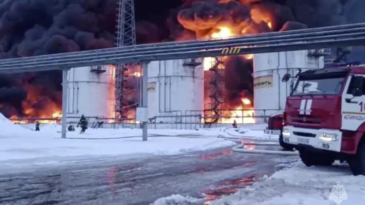 Raffinerie sotto le bombe ed escalation dietro l’angolo: il prezzo del petrolio vola