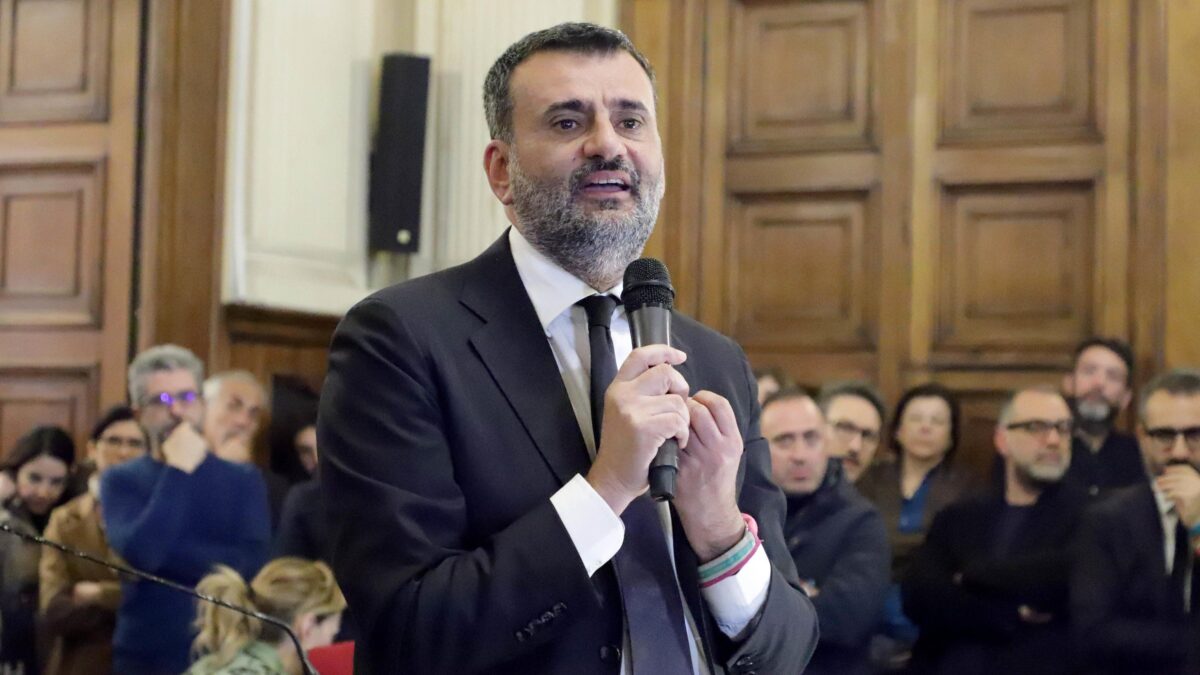 Decaro fa l’offeso ma deve aprire le porte del Comune agli ispettori