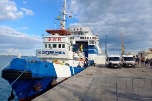 Stangata e fermo per la nave di Casarini