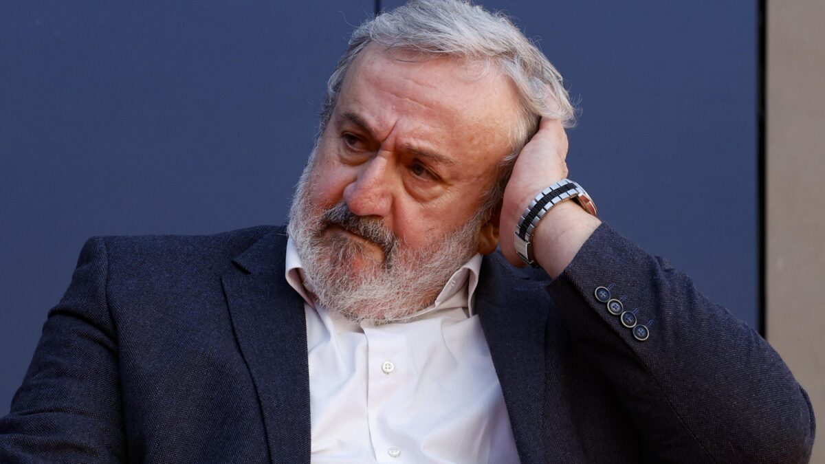 Emiliano tira dritto nonostante tutto. Il piano per il super porto «cinese»