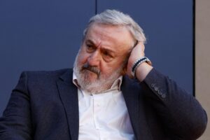 Emiliano tira dritto nonostante tutto. Il piano per il super porto «cinese»
