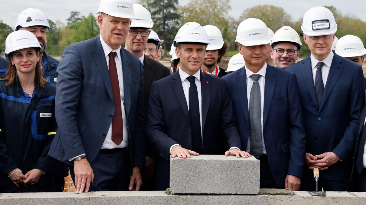 Macron cerca consensi da comandante in capo: «Riarmiamoci alla svelta»
