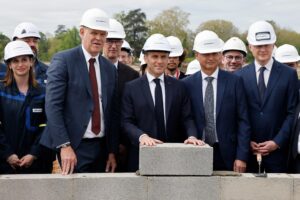 Macron cerca consensi da comandante in capo: «Riarmiamoci alla svelta»