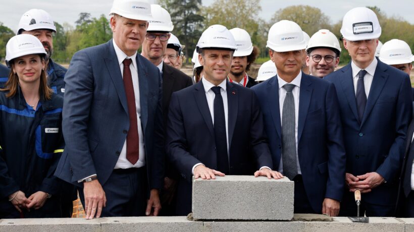 Macron cerca consensi da comandante in capo: «Riarmiamoci alla svelta»