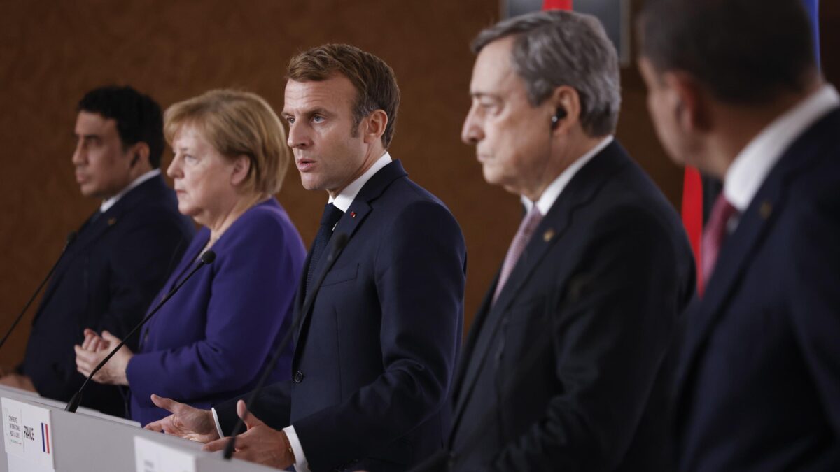 I blitz di Macron e Merkel per salvare Draghi