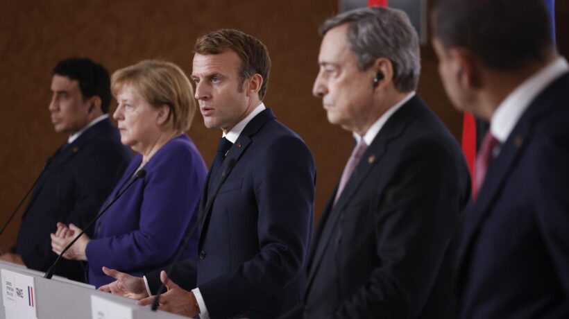 I blitz di Macron e Merkel per salvare Draghi