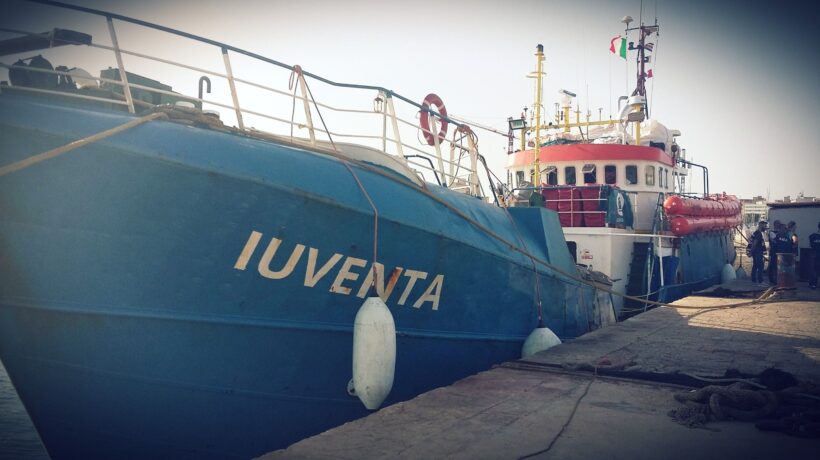 Nuovo assist dei giudici alle Ong. Assolti i sospetti «tassisti del mare»