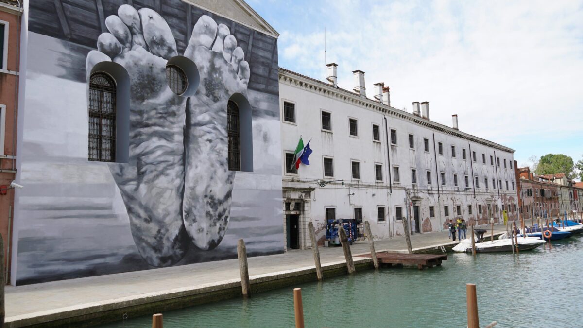 La Biennale del vittimismo piange su migranti e gay con la benedizione del Papa