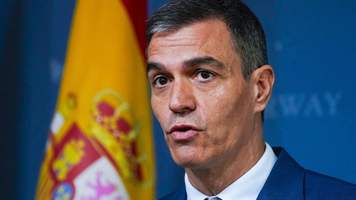 La farsa di Sánchez: ora esce di scena per poi farsi pregare dalla «sua» piazza