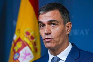La farsa di Sánchez: ora esce di scena per poi farsi pregare dalla «sua» piazza
