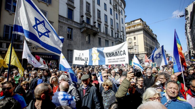 Calci, pugni e insulti alla Brigata ebraica. E pure Sala e Schlein si beccano i fischi