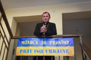 Zelensky manda i sacerdoti a sparare nelle trincee. Clown esentati, religiosi no