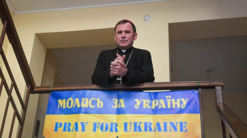 Zelensky manda i sacerdoti a sparare nelle trincee. Clown esentati, religiosi no
