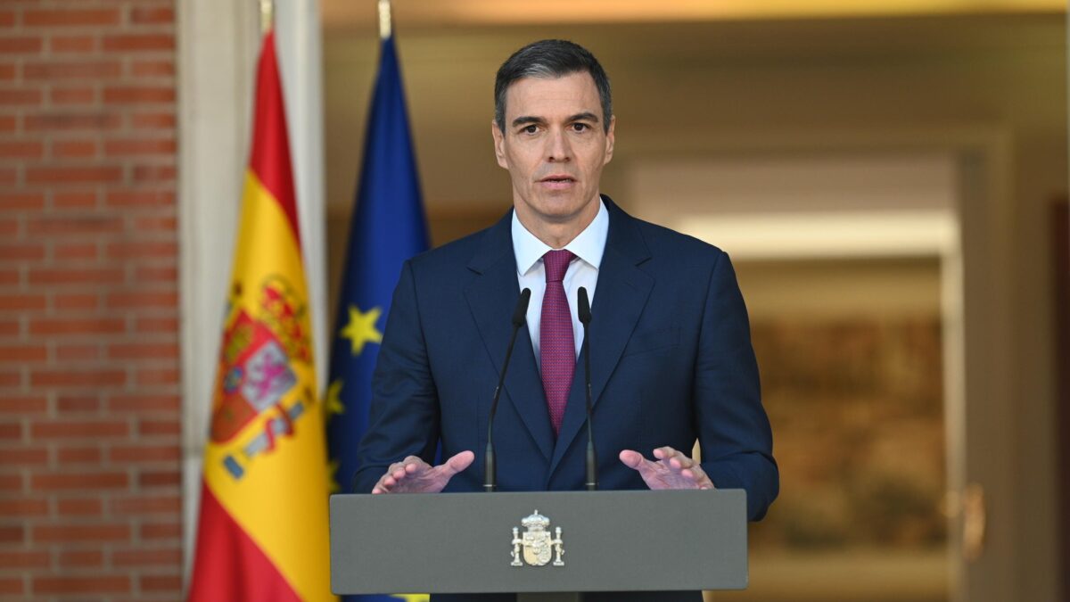 Sánchez getta la maschera: «Resto al potere»