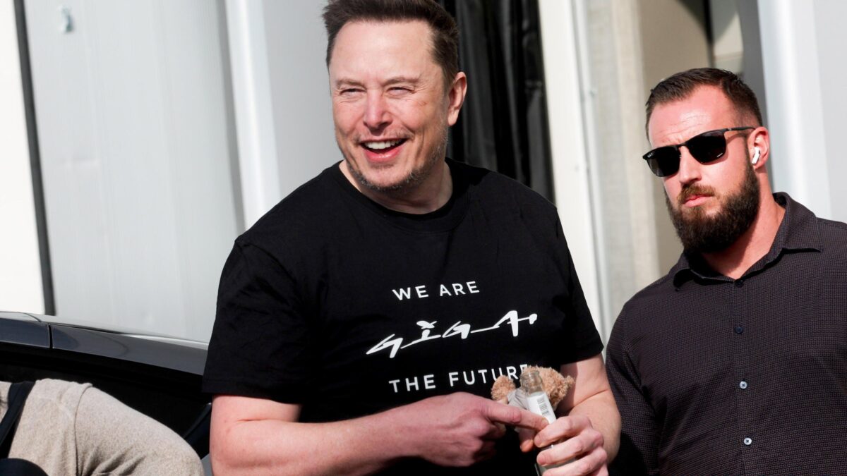 Musk sfida Tim per mettere in rete tutto il mondo con 42.000 satelliti