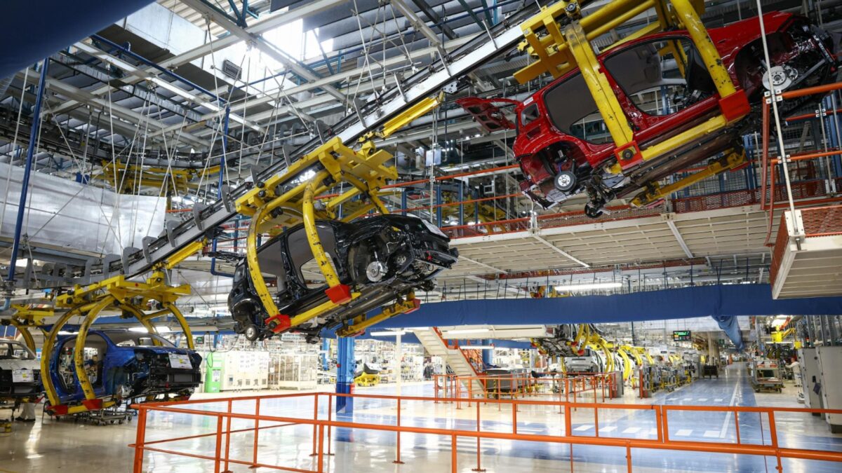 Stellantis ci molla il pacco auto elettrica