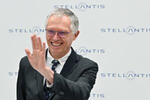 Il piano di Tavares è minacciare l’Italia: se arrivano i cinesi altri posti a rischio