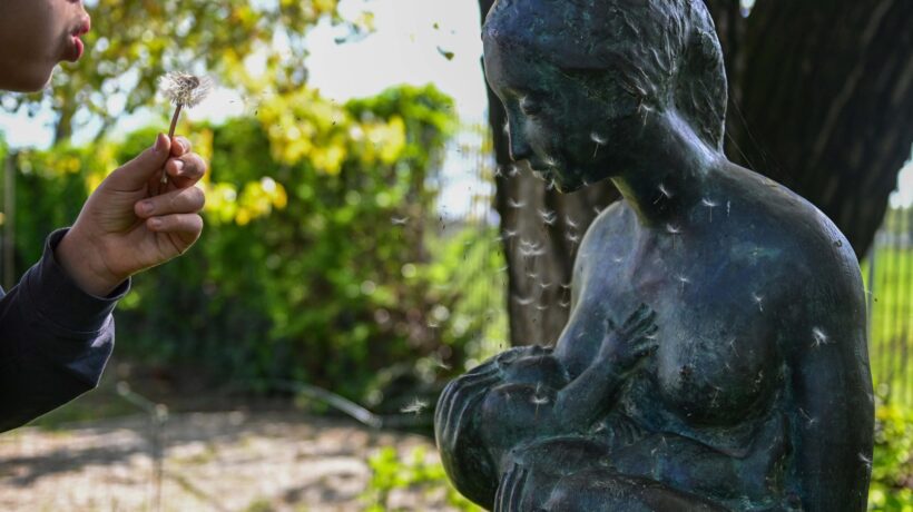 Sala snobba la statua della maternità. Teniamola per sempre nel Senato