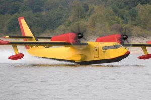 Invece di regalare soldi a Trudeau, puntiamo sui Canadair italo-francesi