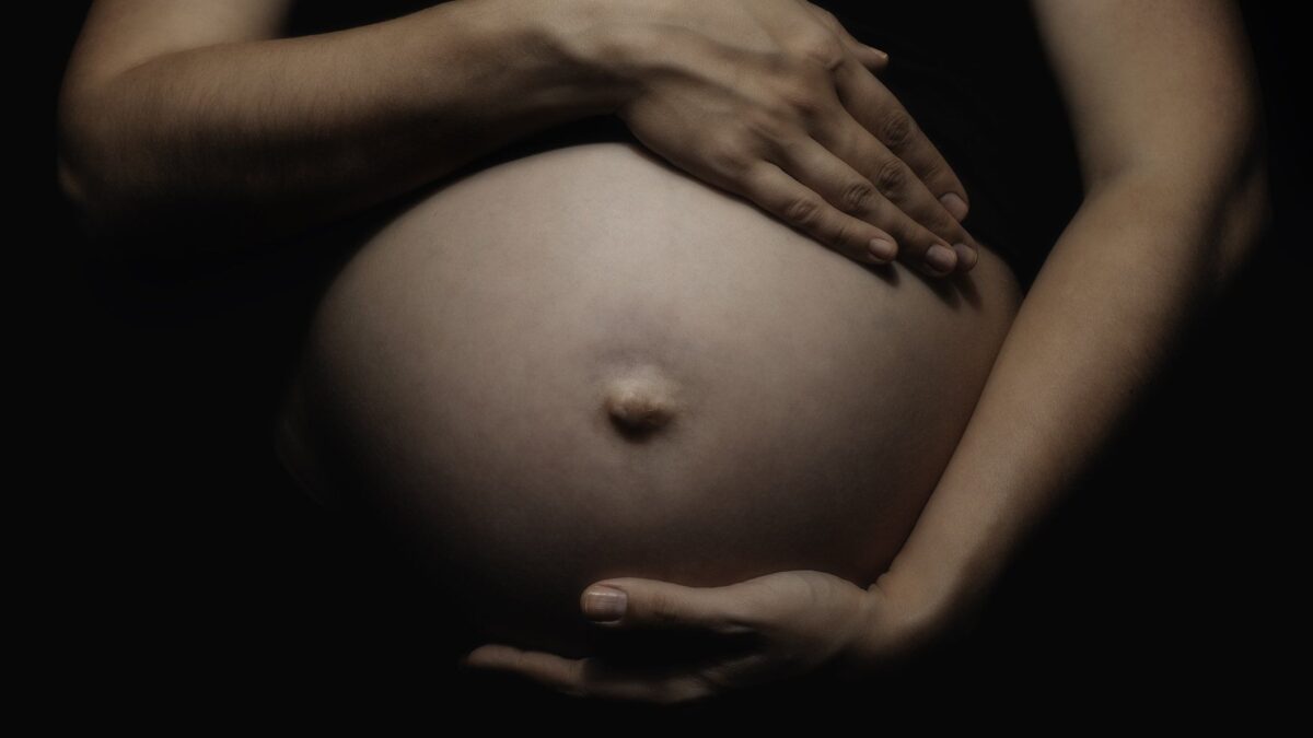 Duello a distanza a Roma sull’utero in affitto