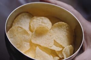 Patatine al posto dell’ostia nello spot I cattolici promettono battaglia