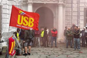 Al porto scatta l’occupazione dei sindacati