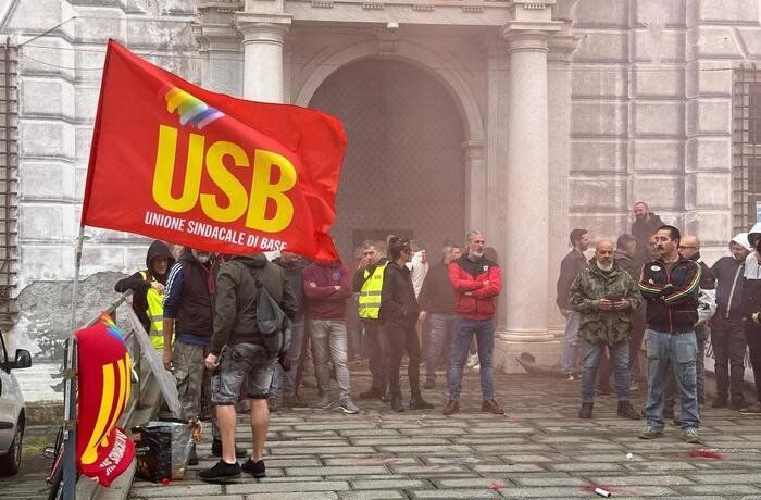 Al porto scatta l’occupazione dei sindacati