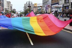 Spunta il pellegrinaggio arcobaleno sui sentieri dei monti dell’Abruzzo