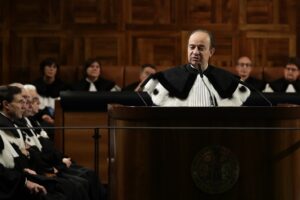 Si butta dal sesto piano dopo una telefonata. Addio al rettore Anelli