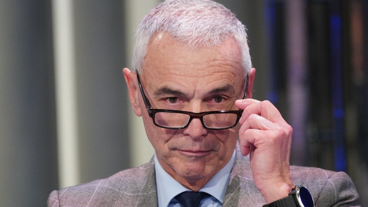 Il fuorionda del numero uno dell’Aifa: «Pressioni per vaccinare i più giovani»