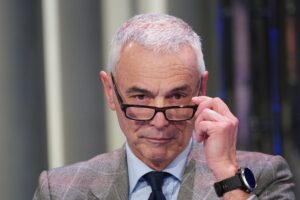 Il fuorionda del numero uno dell’Aifa: «Pressioni per vaccinare i più giovani»