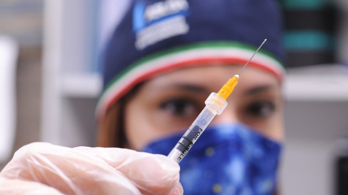 Ultima vergogna sui vaccini: «Effetti avversi? si sapeva…»