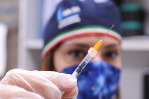 Ultima vergogna sui vaccini: «Effetti avversi? si sapeva…»