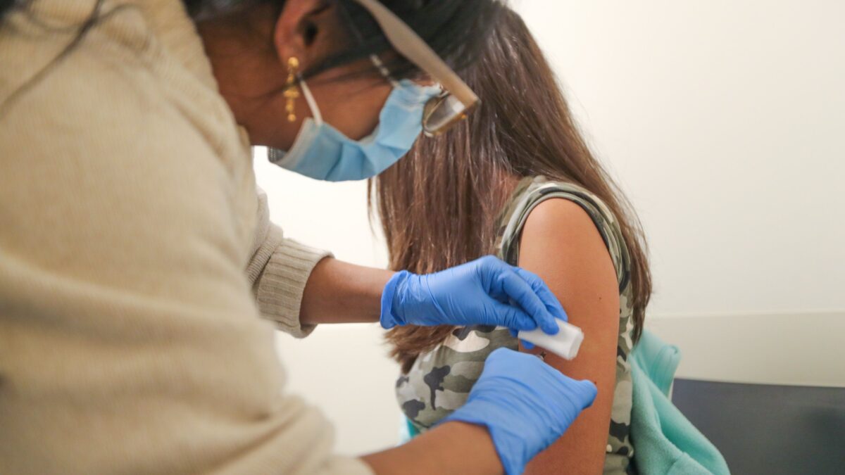 L’Ue chiede ai medici trasparenza sui sieri ma solo se è utile a vaccinare di più