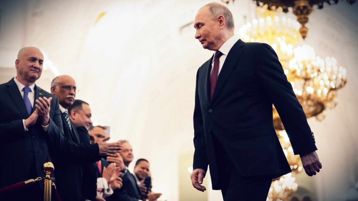 Macron prima fa il bullo, poi fa  la ola  all’incoronazione di Putin