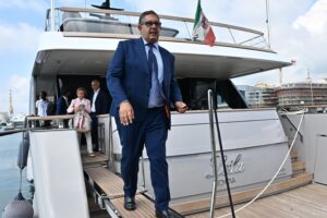 Torna il tifo per contributi statali. Pd schizofrenico, Lega e Fi d’accordo