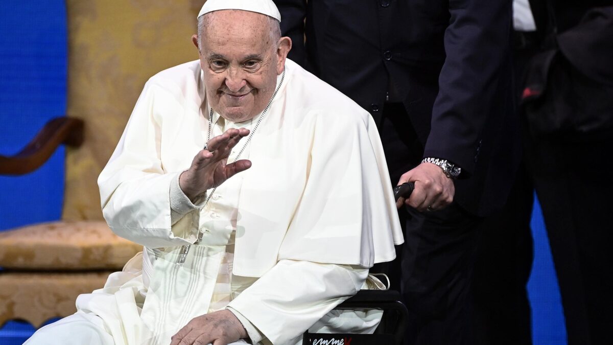Femministe e collettivi pro aborto tentano di zittire anche Bergoglio