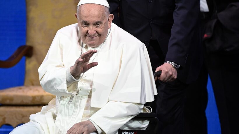Femministe e collettivi pro aborto tentano di zittire anche Bergoglio