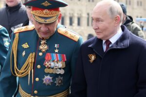 Lo zar toglie i galloni ai fedeli Shoigu e Patrushev e gli lascia un contentino