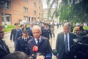 Piantedosi: «A Milano faremo un altro Cpr». Ma Sala frigna ancora: «Non ci ha avvisato»