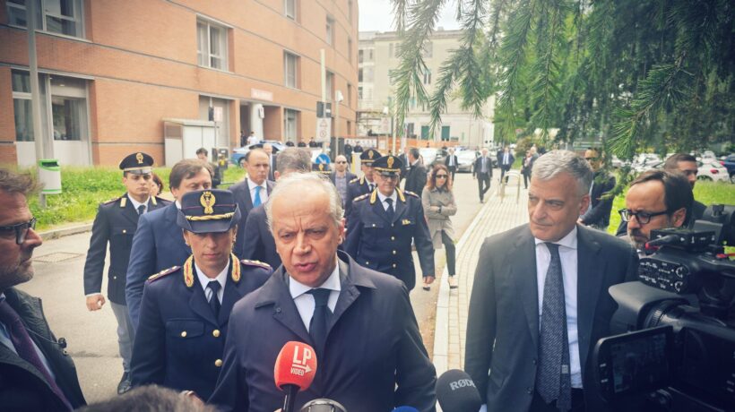 Piantedosi: «A Milano faremo un altro Cpr». Ma Sala frigna ancora: «Non ci ha avvisato»