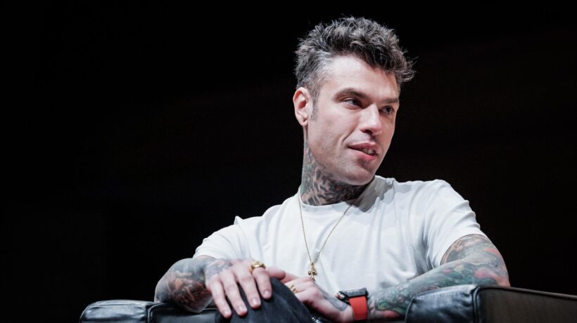 La sinistra rimanda Fedez in periferia. Adesso che è nei guai non serve più
