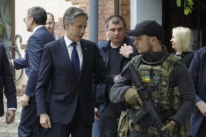 Blinken va in Ucraina a promettere armi ma l’esercito avvisa: «Soldati finiti»