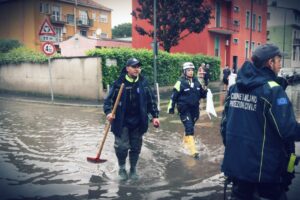 Milano allagata in allerta arancione. Evacuati asili e scuole a Monza
