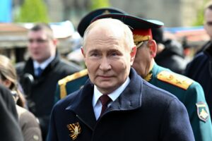 Putin avanza, esulta e vola da Xi Jinping. Zelensky in ritirata dà buca alla Spagna
